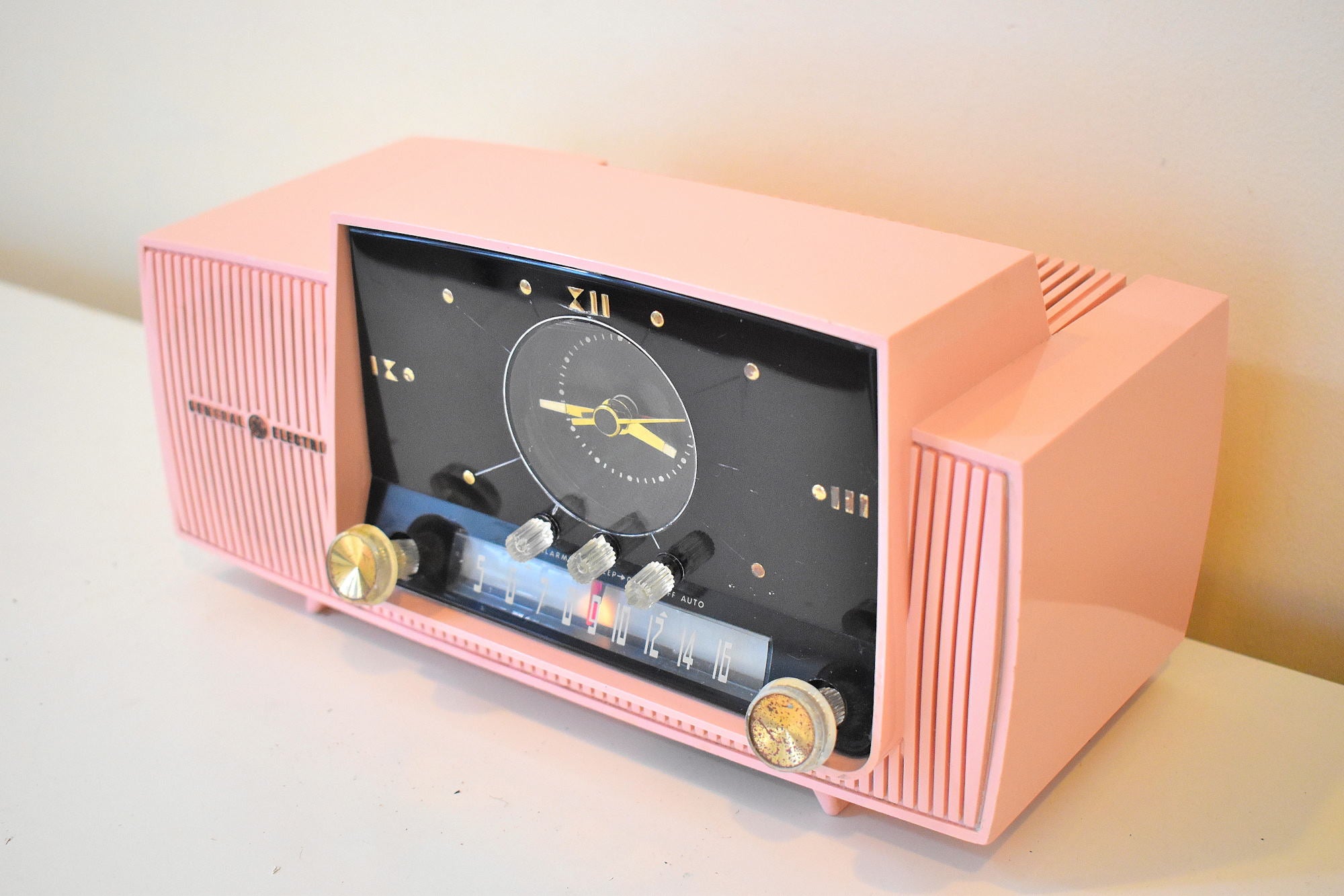 プリンセス ピンク ミッドセンチュリー 1959 ゼネラル エレクトリック モデル 914D 真空管 AM クロック ラジオ ビューティー サウンド 素晴らしい人気モデル！