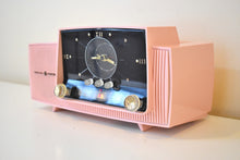 Charger l&#39;image dans la galerie, Princess Pink Mid Century 1959 General Electric Model 914D Vacuum Tube AM Clock Radio Beauty Sounds Fantastic Popular Model!