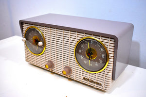 グレーとホワイト 1954 RCA Victor Model 4-C-671 真空管 AM クロック ラジオのサウンドは素晴らしいです。