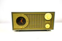 Charger l&#39;image dans la galerie, Bluetooth Ready To Go - Avocado Vintage 1955 Admiral Model Y1189 AM Vacuum Tube Clock Radio Nice Looking and Sounding!