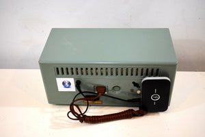 Bluetooth 準備完了 - アボカド ヴィンテージ 1955 アドミラル モデル Y1189 AM 真空管クロック ラジオ 見た目も音も素敵です。
