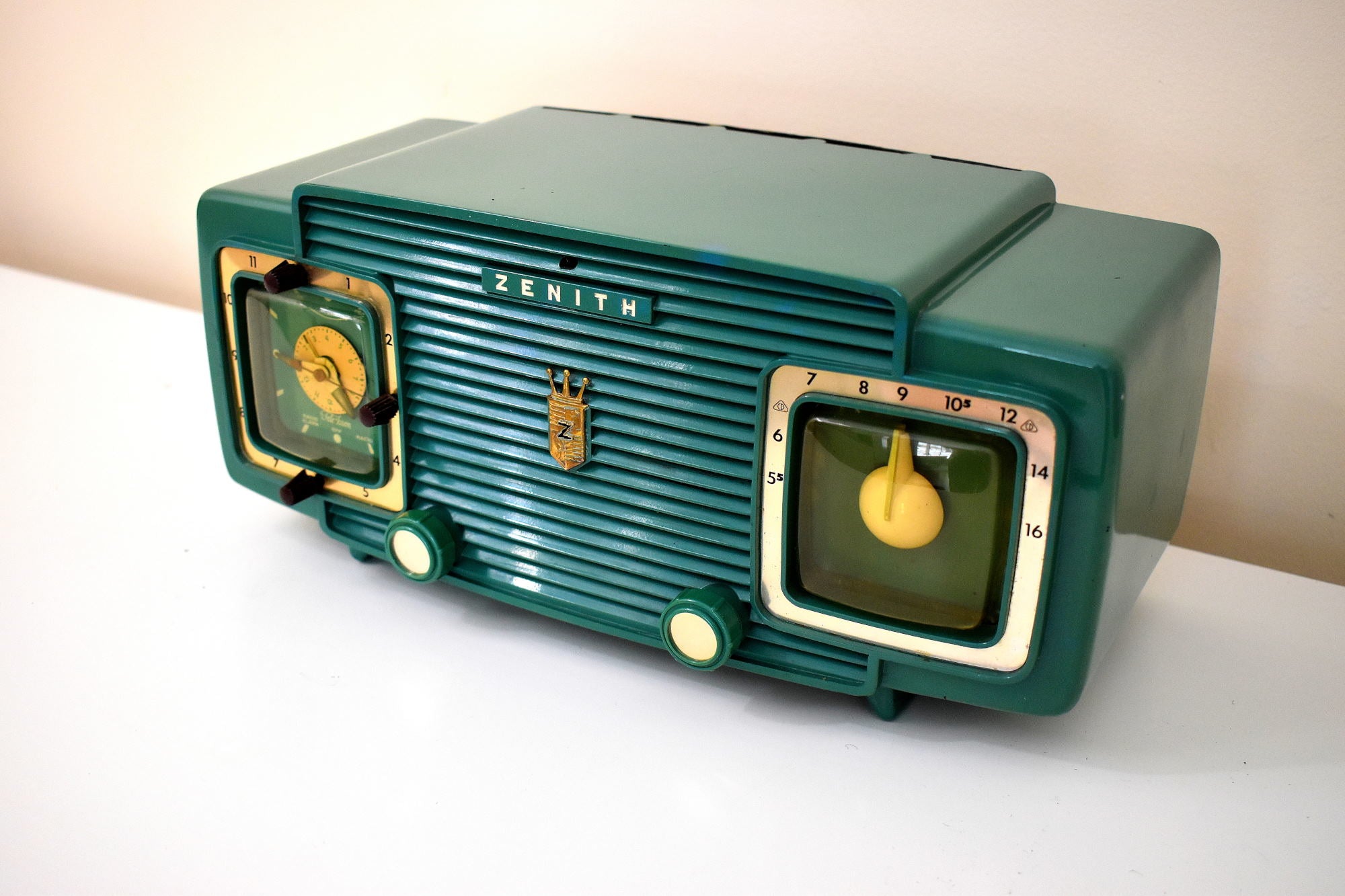 Gumby Green 1953 Zenith Model L520F AM Vintage Vacuum Tube Radio Gorgeous Looking and Sounding!