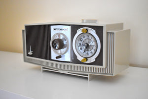 Toffee and Ivory Mid-Century 1963 Motorola Model C4S131 Vacuum Tube AM Clock Radio Rare Color Combo!
