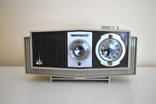 画像をギャラリービューアに読み込む, トフィーアンドアイボリー ミッドセンチュリー 1963年 モトローラモデル C4S131 真空管 AM クロック ラジオ レアカラーコンボ！