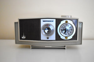 Toffee and Ivory Mid-Century 1963 Motorola Model C4S131 Vacuum Tube AM Clock Radio Rare Color Combo!