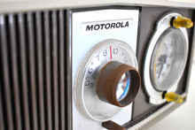 Charger l&#39;image dans la galerie, Toffee and Ivory Mid-Century 1963 Motorola Model C4S131 Vacuum Tube AM Clock Radio Rare Color Combo!