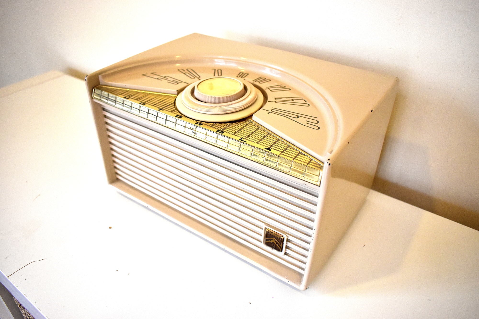 Beige Sundial 1953 Motorola 53X Tube AM Antique Radio Nice Color! Nice Performer!