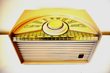 Charger l&#39;image dans la galerie, Beige Sundial 1953 Motorola 53X Tube AM Antique Radio Nice Color! Nice Performer!