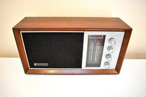 モダンで洗練されたデザインの木製 1968 年パナソニック モデル RE-7257 ソリッドステート AM/FM ラジオのサウンドは素晴らしいです。