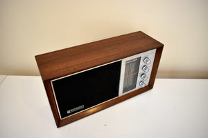 モダンで洗練されたデザインの木製 1968 年パナソニック モデル RE-7257 ソリッドステート AM/FM ラジオのサウンドは素晴らしいです。