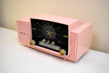 Charger l&#39;image dans la galerie, Princess Pink Mid Century 1958 General Electric Model 913D Vacuum Tube AM Clock Radio Beauty Sounds Fantastic!