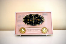 画像をギャラリービューアに読み込む, カーネーション ピンクと白 1962 RCA Victor Model 1-C-2FE AM 真空管目覚まし時計ラジオ 綺麗な状態です！いいね！