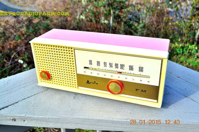 売れました！ - 2015 年 2 月 17 日 - カーネーション ピンク レトロ Jetsons 60 年代初期 Arvin モデル 30R12 チューブ FM ラジオが動作します。