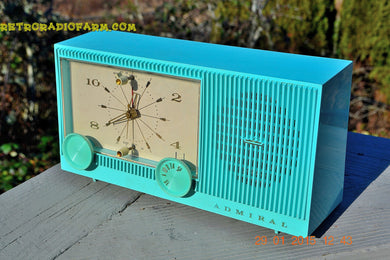 売れました！ - 2015 年 2 月 18 日 - IMMACULATE AQUA レトロ Jetsons 1964 アドミラル ラジオ モデル Y3149 「セレブリティ」 チューブ AM クロック ラジオが動作します。