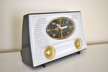 Charger l&#39;image dans la galerie, Charcoal Grey and White 1962 RCA Victor Model 1-RD-41 AM Vacuum Tube Alarm Clock Radio Sounds Great! Looks Sleek!