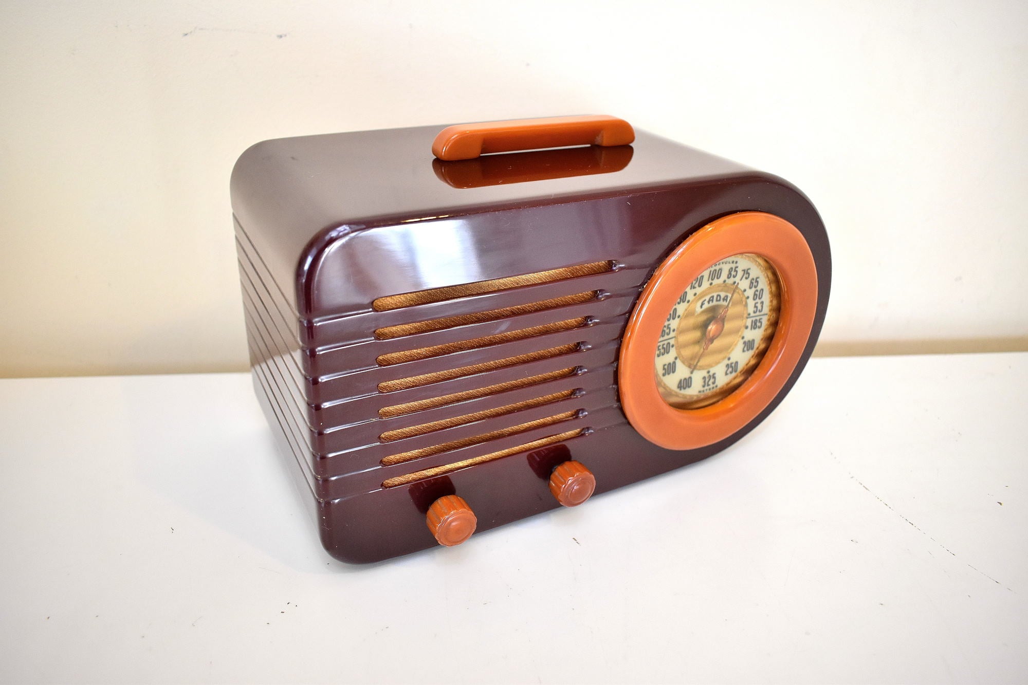 マルーンとバタースコッチ Catalin 1946 FADA モデル 1000 真空管 AM ラジオのサウンドは素晴らしいです。非常に良い状態！