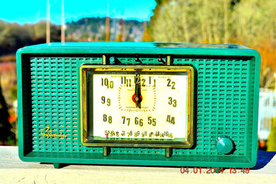 売れました！ - 2014 年 3 月 8 日 - シャーウッド グリーン アトミック エイジ ヴィンテージ 1955 シルバニア 593 真空管 AM クロック ラジオが動作します。