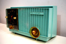 画像をギャラリービューアに読み込む, Sea Foam Green 1957 ヴィンテージ RCA Victor 3RD-35 真空管 AM クロック ラジオ 動作良好 見た目も素晴らしい！