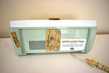 Charger l&#39;image dans la galerie, Mint Green 1959 Truetone D2082A Tube AM Radio Rare Mid Century Beauty! Sounds Great!