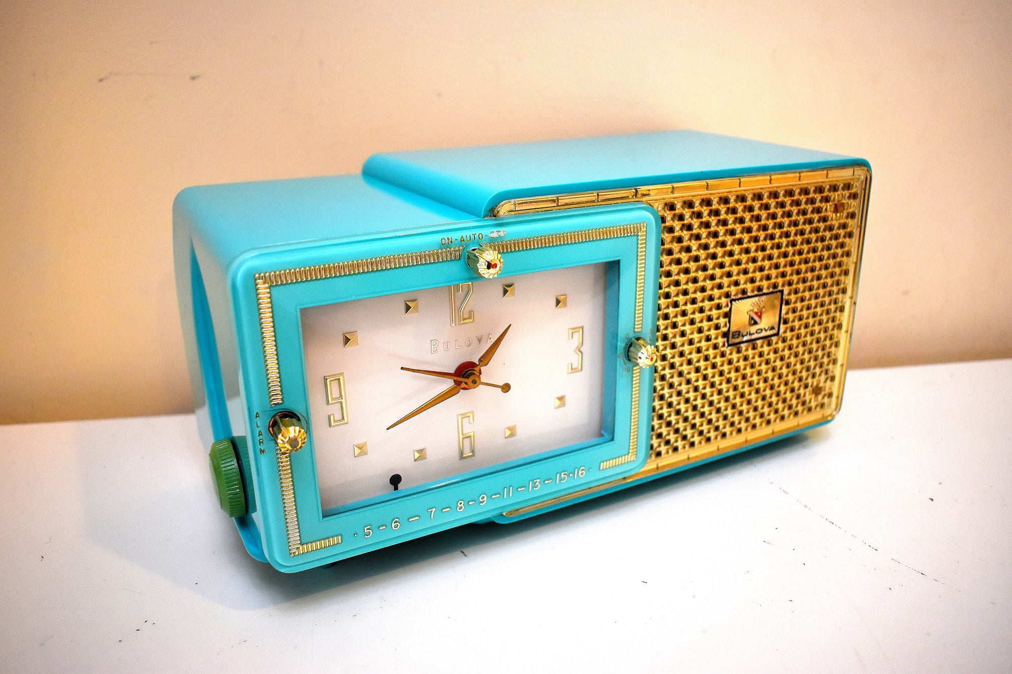 Egyptian Turquoise Gold Mid Century 1959 Bulova Model 120 Tube AM Clock Radio Excellent Condition!