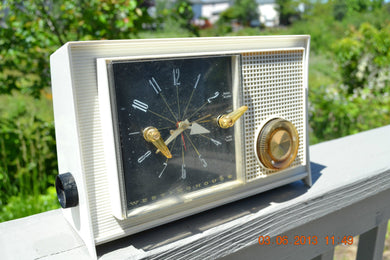 売れました！ - 2014 年 3 月 16 日 - レトロ ヴィンテージ イームズ AM 1950 年代ウェスチングハウス AM チューブ クロック ラジオ H753LW 動作します。