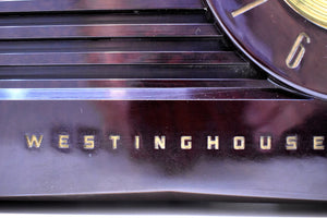 クラシック ブラウン ベークライト ミッドセンチュリー 1953 ウェスティングハウス モデル H382T5 AM 真空管ラジオはチャンピオンのように聞こえます。