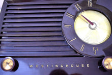 Charger l&#39;image dans la galerie, Classic Brown Bakelite Mid Century 1953 Westinghouse Model H382T5 AM Vacuum Tube Radio Sounds Like A Champ!