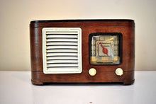 Charger l&#39;image dans la galerie, Bluetooth Ready To Go - Artisan Handcrafted Wood 1941 Motorola Model 51X19 Vacuum Tube AM Radio Works Great!