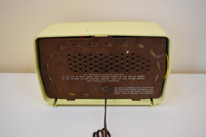 サニーイエロー 1956 RCA Victor Model 8-X-6M AM 真空管ラジオ レアカラーで素晴らしいプレーヤーです！