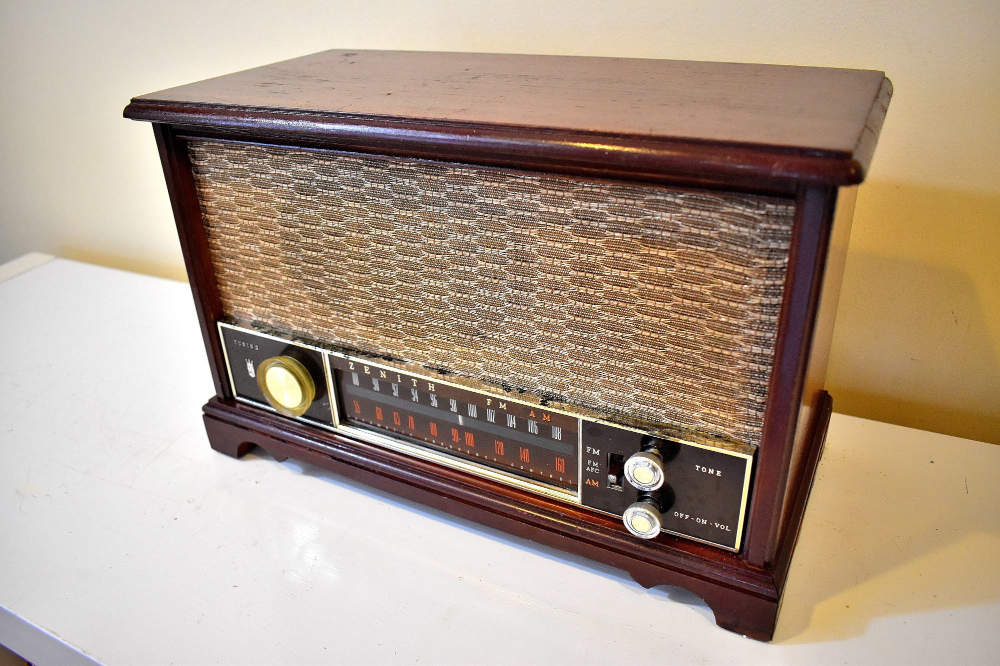 Fine Solid Wood Cabinetry Mid Century 1959 Zenith Model K731 AM FM Vacuum Tube Radio Excellent Condition Stellar Sounding!