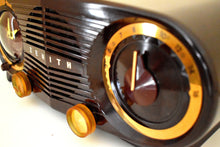 Charger l&#39;image dans la galerie, Mocha Brown 1955 Zenith Owl Eyes Model R514 AM Vacuum Tube Radio Excellent Condition Great Sounding!