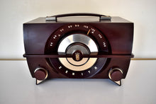 Charger l&#39;image dans la galerie, Mocha Brown Bakelite 1954 Zenith Model R615Y AM Vacuum Tube Radio Beautiful Industrial Age Design! Loud and Clear Sounding!